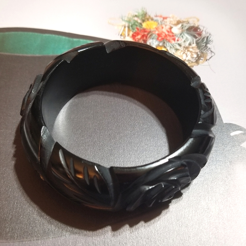 Genuine BAKELITE Deeply Carved Bangle Bracelet - Picture 3 of 8